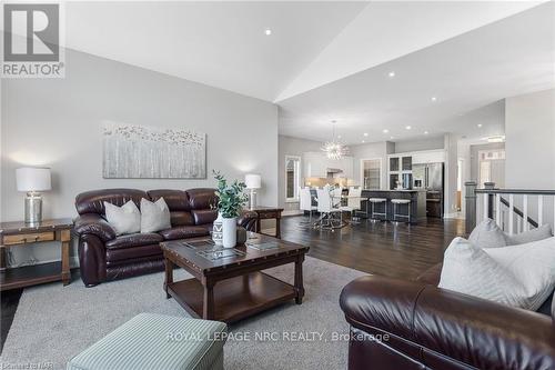 36 Hickory Avenue Avenue, Niagara-On-The-Lake (105 - St. Davids), ON - Indoor Photo Showing Living Room