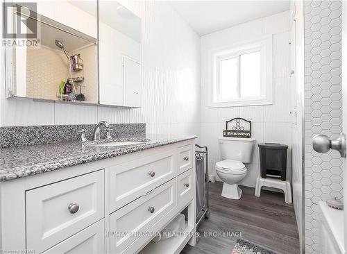 3003 Bethune Avenue, Fort Erie (335 - Ridgeway), ON - Indoor Photo Showing Bathroom