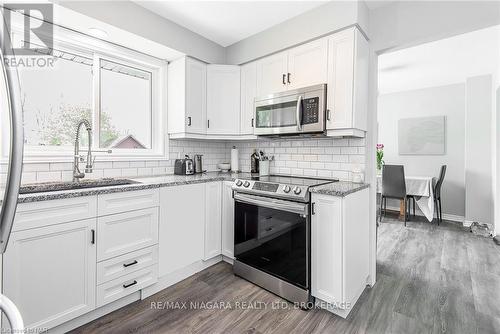 3003 Bethune Avenue, Fort Erie (335 - Ridgeway), ON - Indoor Photo Showing Kitchen With Upgraded Kitchen