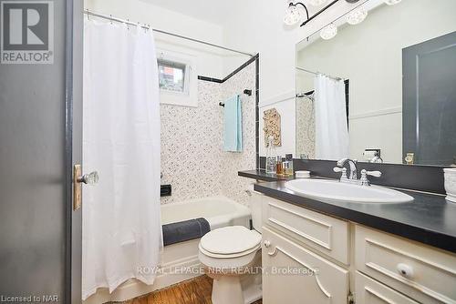 54 Henry Street, St. Catharines (451 - Downtown), ON - Indoor Photo Showing Bathroom