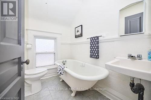 54 Henry Street, St. Catharines (451 - Downtown), ON - Indoor Photo Showing Bathroom