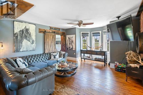 118 River Road, Pelham (664 - Fenwick), ON - Indoor Photo Showing Living Room