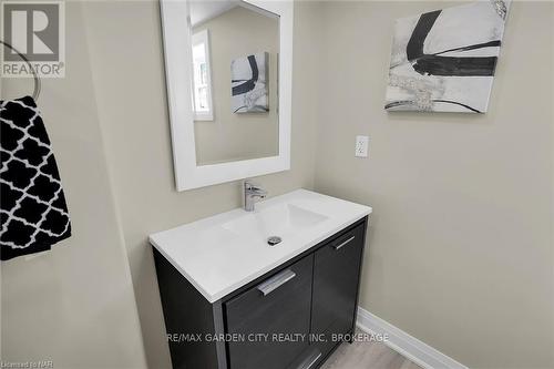 2523 Port Robinson Road, Thorold (562 - Hurricane/Merrittville), ON - Indoor Photo Showing Bathroom