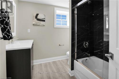 2523 Port Robinson Road, Thorold (562 - Hurricane/Merrittville), ON - Indoor Photo Showing Bathroom