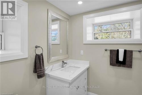 2523 Port Robinson Road, Thorold (562 - Hurricane/Merrittville), ON - Indoor Photo Showing Bathroom