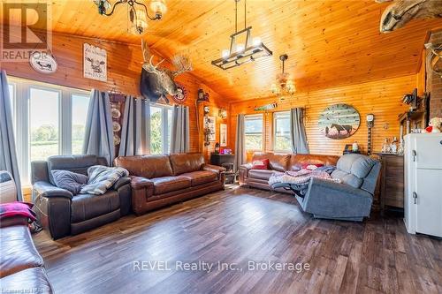 92 Warner Road, Niagara Falls (107 - Glendale), ON - Indoor Photo Showing Living Room