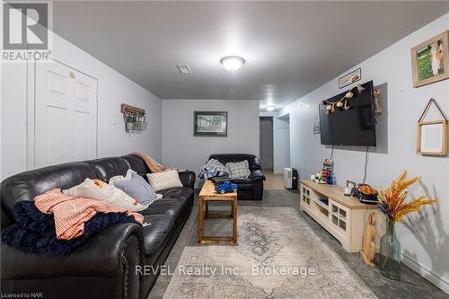 92 Warner Road, Niagara Falls (107 - Glendale), ON - Indoor Photo Showing Living Room