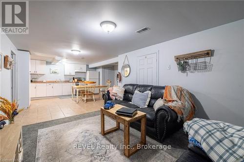 92 Warner Road, Niagara Falls (107 - Glendale), ON - Indoor Photo Showing Living Room