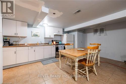 92 Warner Road, Niagara Falls (107 - Glendale), ON - Indoor Photo Showing Kitchen