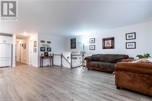 45 Knoll Street, Port Colborne (877 - Main Street), ON - Indoor Photo Showing Living Room