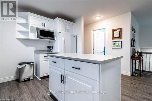 45 Knoll Street, Port Colborne (877 - Main Street), ON - Indoor Photo Showing Kitchen