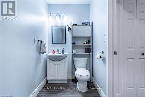 45 Knoll Street, Port Colborne (877 - Main Street), ON - Indoor Photo Showing Bathroom