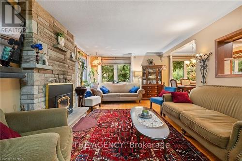 8 St Louis Place, St. Catharines (437 - Lakeshore), ON - Indoor Photo Showing Living Room