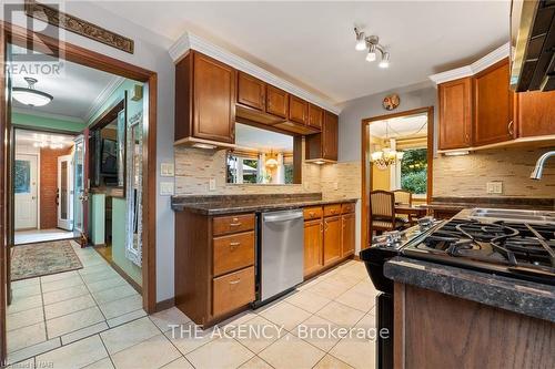 8 St Louis Place, St. Catharines (437 - Lakeshore), ON - Indoor Photo Showing Kitchen