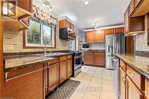 8 St Louis Place, St. Catharines (437 - Lakeshore), ON - Indoor Photo Showing Kitchen With Double Sink