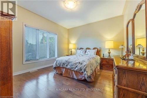 2362 Walker Court, Niagara Falls (206 - Stamford), ON - Indoor Photo Showing Bedroom