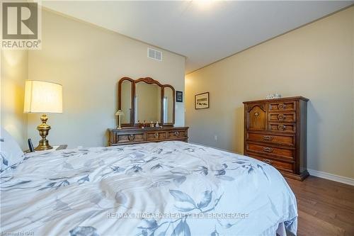 2362 Walker Court, Niagara Falls (206 - Stamford), ON - Indoor Photo Showing Bedroom