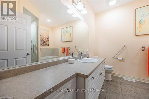 2362 Walker Court, Niagara Falls (206 - Stamford), ON - Indoor Photo Showing Bathroom