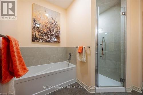 2362 Walker Court, Niagara Falls (206 - Stamford), ON - Indoor Photo Showing Bathroom