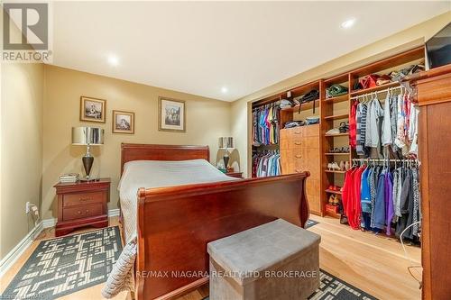 2362 Walker Court, Niagara Falls (206 - Stamford), ON - Indoor Photo Showing Bedroom