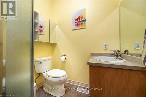 2362 Walker Court, Niagara Falls (206 - Stamford), ON - Indoor Photo Showing Bathroom