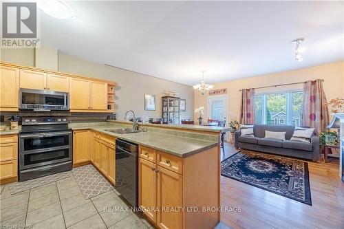 2362 Walker Court, Niagara Falls (206 - Stamford), ON - Indoor Photo Showing Kitchen With Double Sink