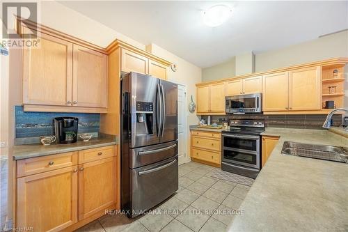 2362 Walker Court, Niagara Falls (206 - Stamford), ON - Indoor Photo Showing Kitchen With Double Sink