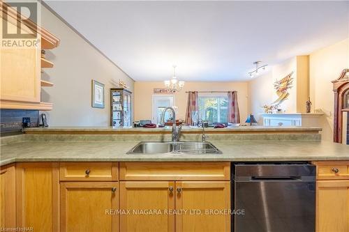 2362 Walker Court, Niagara Falls (206 - Stamford), ON - Indoor Photo Showing Kitchen With Double Sink