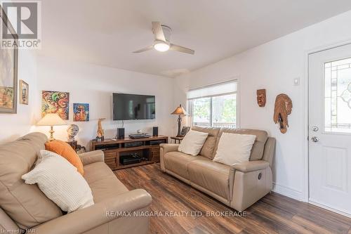 100 Arthur Street, St. Catharines (436 - Port Weller), ON - Indoor Photo Showing Living Room