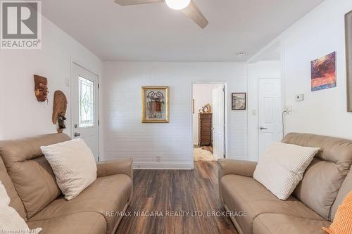 100 Arthur Street, St. Catharines (436 - Port Weller), ON - Indoor Photo Showing Living Room