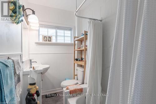 100 Arthur Street, St. Catharines (436 - Port Weller), ON - Indoor Photo Showing Bathroom