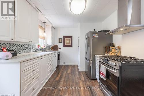 100 Arthur Street, St. Catharines (436 - Port Weller), ON - Indoor Photo Showing Kitchen