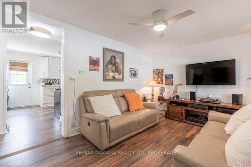 100 Arthur Street, St. Catharines (436 - Port Weller), ON - Indoor Photo Showing Living Room