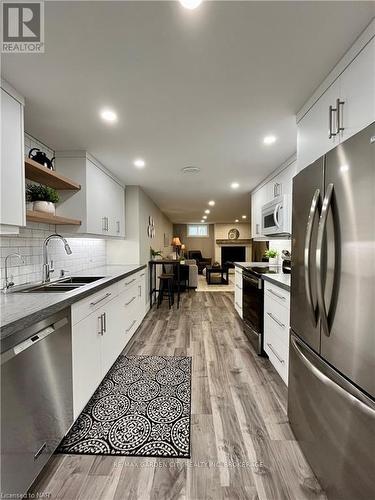 462 Grantham Avenue, St. Catharines (441 - Bunting/Linwell), ON - Indoor Photo Showing Kitchen With Upgraded Kitchen