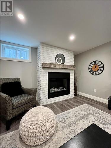 462 Grantham Avenue, St. Catharines (441 - Bunting/Linwell), ON - Indoor Photo Showing Living Room With Fireplace