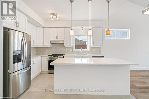 54 Beachwalk Crescent, Fort Erie (337 - Crystal Beach), ON - Indoor Photo Showing Kitchen With Upgraded Kitchen