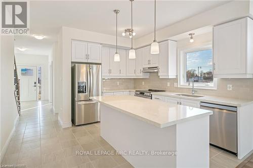 54 Beachwalk Crescent, Fort Erie (337 - Crystal Beach), ON - Indoor Photo Showing Kitchen With Upgraded Kitchen