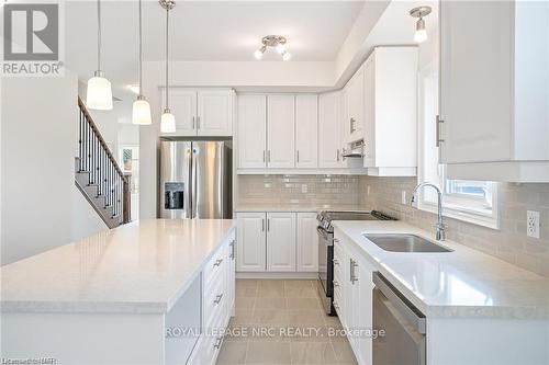 54 Beachwalk Crescent, Fort Erie (337 - Crystal Beach), ON - Indoor Photo Showing Kitchen With Upgraded Kitchen