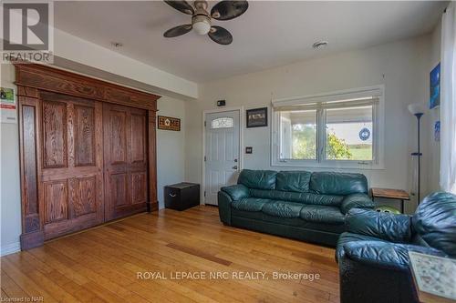 714 Main St W Street W, Port Colborne (878 - Sugarloaf), ON - Indoor Photo Showing Living Room