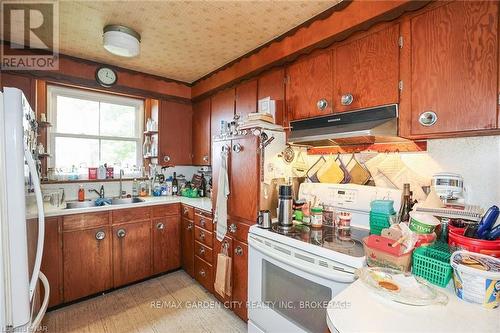 4477 Jordan Road, Lincoln (980 - Lincoln-Jordan/Vineland), ON - Indoor Photo Showing Kitchen With Double Sink