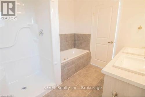 87 Caroline Street, Welland (773 - Lincoln/Crowland), ON - Indoor Photo Showing Bathroom