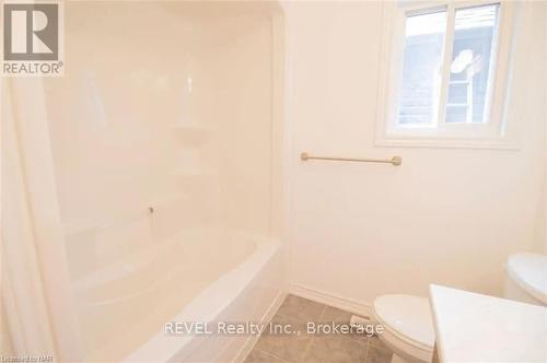 87 Caroline Street, Welland (773 - Lincoln/Crowland), ON - Indoor Photo Showing Bathroom