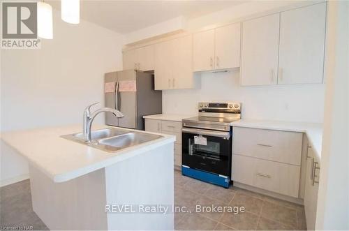 87 Caroline Street, Welland (773 - Lincoln/Crowland), ON - Indoor Photo Showing Kitchen With Double Sink