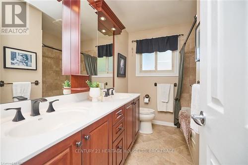 21 Windermere Court, Welland (767 - N. Welland), ON - Indoor Photo Showing Bathroom