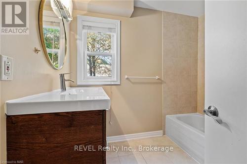 17 Sandown Street, St. Catharines (446 - Fairview), ON - Indoor Photo Showing Bathroom