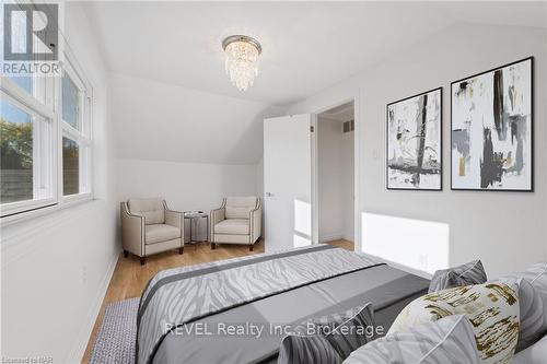 17 Sandown Street, St. Catharines (446 - Fairview), ON - Indoor Photo Showing Bedroom