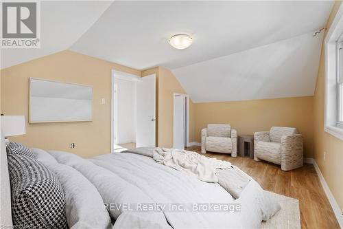 17 Sandown Street, St. Catharines (446 - Fairview), ON - Indoor Photo Showing Bedroom