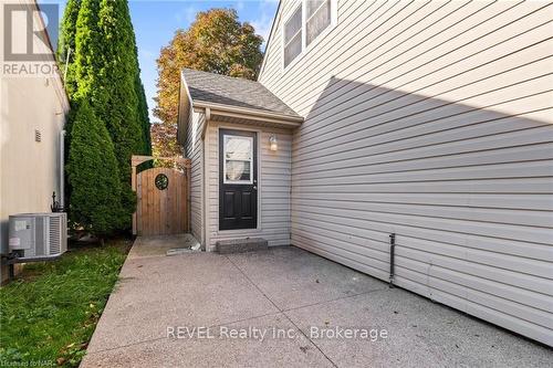 17 Sandown Street, St. Catharines (446 - Fairview), ON - Outdoor With Exterior