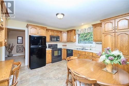 737 Canboro Road, Pelham (664 - Fenwick), ON - Indoor Photo Showing Kitchen With Double Sink