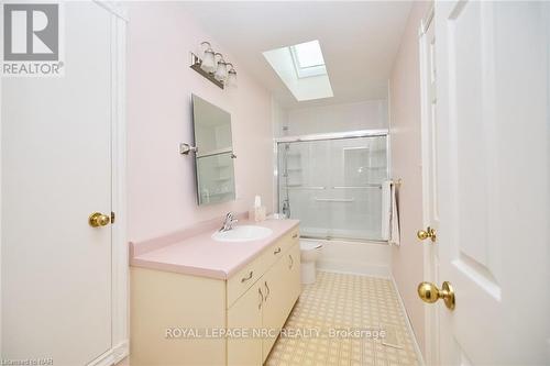 737 Canboro Road, Pelham (664 - Fenwick), ON - Indoor Photo Showing Bathroom